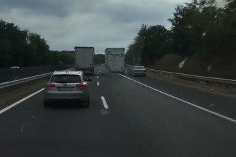 Szabálytalan kamionos, türelmetlen BMW-s és mercis - Majdnem összehozták az év balesetét az M7-esen