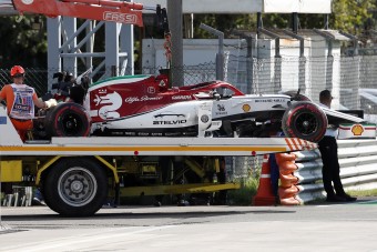 F1: Büntetést kap a balesetező Räikkönen