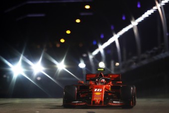 F1: Váratlan Ferrari-pole Szingapúrban