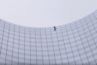 Még a talpad is izzadni fog, ha meglátod hova mászott fel a francia Pókember