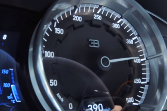 Végre látjuk mire képes padlógázon a Bugatti Chiron