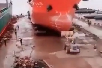 Ennek a gépkezelőnek acélból vannak a golyói - Vagy mégsem?