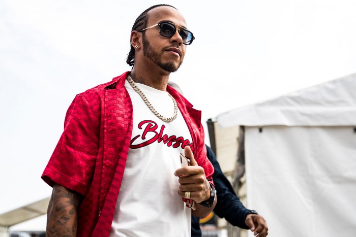 F1: A Ferrarinál is kiköthet Hamilton