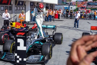 F1: A Red Bull lökte Hamiltont a Mercedes karjaiba