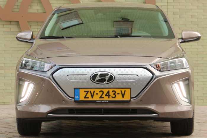 Villanyautó, furcsaságok nélkül: Hyundai Ioniq Electric 90