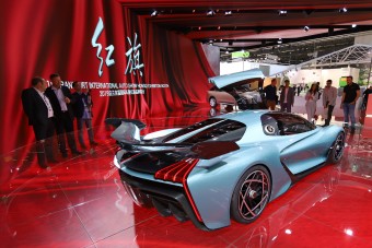 Kínai autógyártók erődemonstrációja Frankfurtban