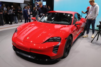 Megtapogattuk a Porsche Taycan összes érintőgombját