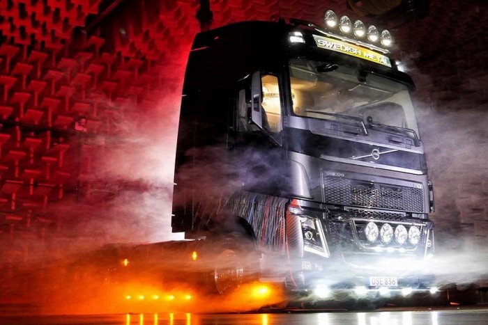 Ez most a legmetálosabb Volvo nyerges vontató