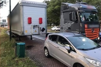 Aljas bosszút állt egy magyar kamionos, mert az autós rossz helyen parkolt