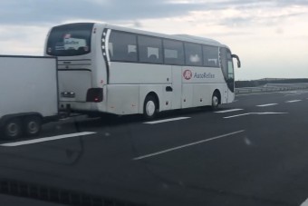 Horrorvontatás: egy külföldi rendszámos busz 19-re húzott lapot az M3-ason