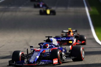 F1: Kvjat nem esett hanyatt Albon első Red Bull-os futamától