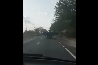 A pofátlan autószállítás új szintjét videózták Romániában