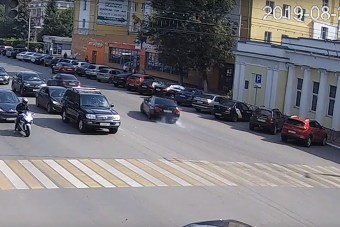 A BMW sofőrje driftelni próbált, az autó inkább parkolni - kár, hogy nem volt üres a parkoló