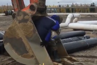 Te beülnél a markoló lapátjába egy körre?