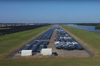 Mit keresnek egy katonai reptéren a vadiúj Mercedesek?