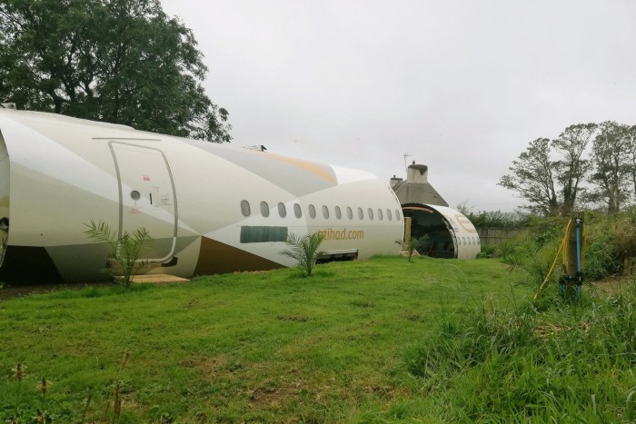 Pusztulásra ítélt repülőből varázsolt szállást egy férfi 3 | Vezess Pusztulásra ítélt repülőből varázsolt szállást egy férfi 3
