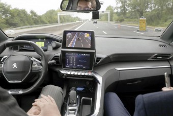Spanyolországban tesztel a Peugeot robotautója