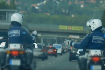 Videón, ahogy két rendőr játszik az M7-esen