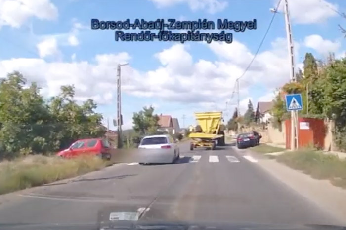 Megelőzte a rendőrautót, aztán a zebrán a munkagépet, azonnal ugrott az audis jogsija
