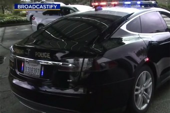 Bűnöző üldözése közben merült le a rendőrség Teslája