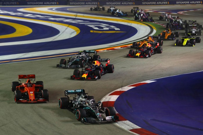 F1: Négyszer annyi előzés Szingapúrban