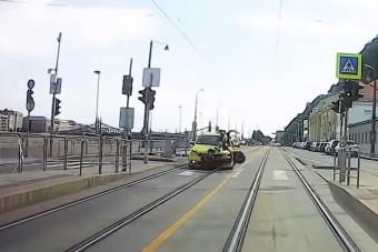 Csúnyán elgázolta a taxis az elé kanyarodó elektromos rollerest az Erzsébet hídnál