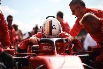 F1: A Ferrari nem hagyja a gödörben Vettelt