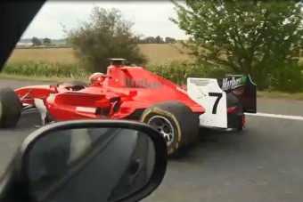 Kimi Räikkönenként veretett az autópályán, keresik a rendőrök