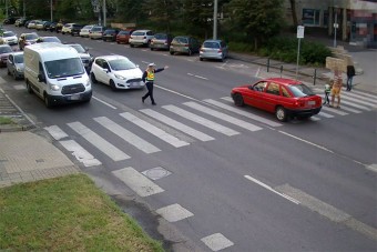 A rendőr orra előtt csúszott vészfékezve a zebrára a kecskeméti autós, nem is ússza meg