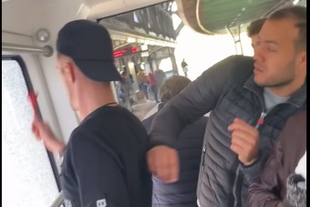 Műszaki hiba miatt állt a vonat, az egyik utas ezt nem bírta elviselni, simán kirúgta az ablakot
