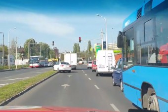 Nézd meg, ahogy az okos budapesti autósok elengedik a tűzoltót