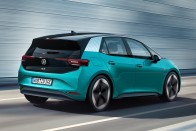 Hamarosan rendelhető a VW első villanyautója 43