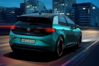 Hamarosan rendelhető a VW első villanyautója 35