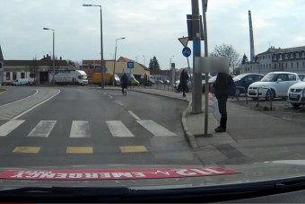 Megállsz, nem indul el, integet, elindul, megtorpan