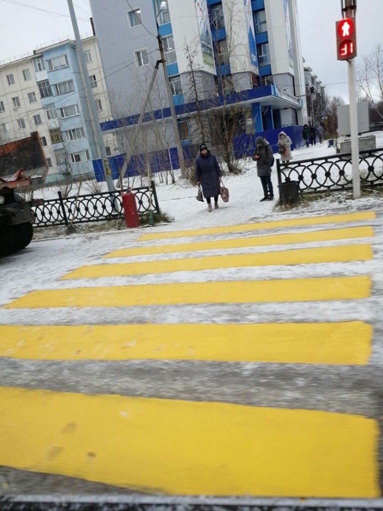 Újabb orosz gyöngyszem, hóra festették fel a zebrát a melósok 3