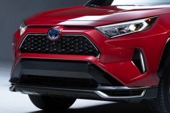 Konnektoros hibrid hajtáslánccal erősít a Toyota RAV4