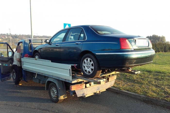 Nem semmi, hogyan tette fel a kocsit a platóra a magyar furgonos 2