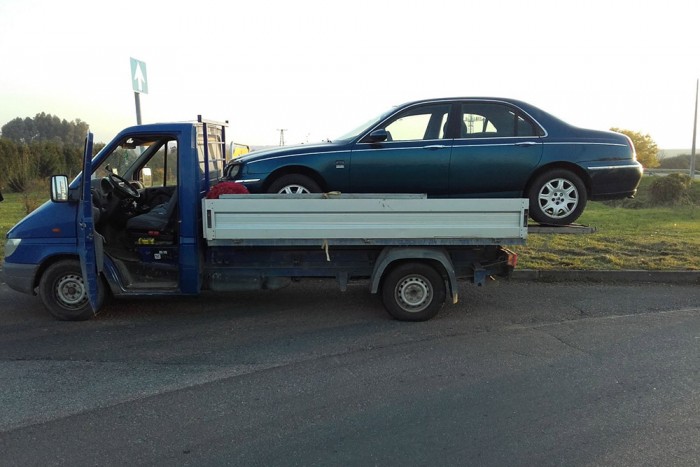 Nem semmi, hogyan tette fel a kocsit a platóra a magyar furgonos 1