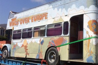 Kalapács alá kerül Paul McCartney színesre pingált turnébusza