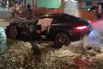 Tűzcsapot vitt ki a szabálytalan autós