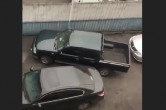 Bárcsak mindenki így tudna parkolni, zseniális, ahogy kivarázsolja a kocsit