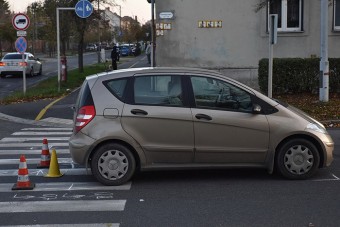 Ellökte a gyereket az érkező Mercedes elől a zebrán