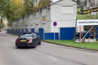 A fa és az erős Mercedes összecsapásából a fa került ki győztesen