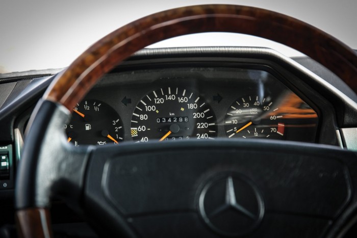 Ennek az öreg Mercedesnek utazhatunk a csomagtartójában 250 km/órával legálisan 3