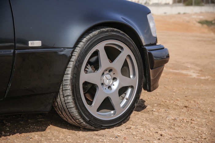 Ennek az öreg Mercedesnek utazhatunk a csomagtartójában 250 km/órával legálisan 2