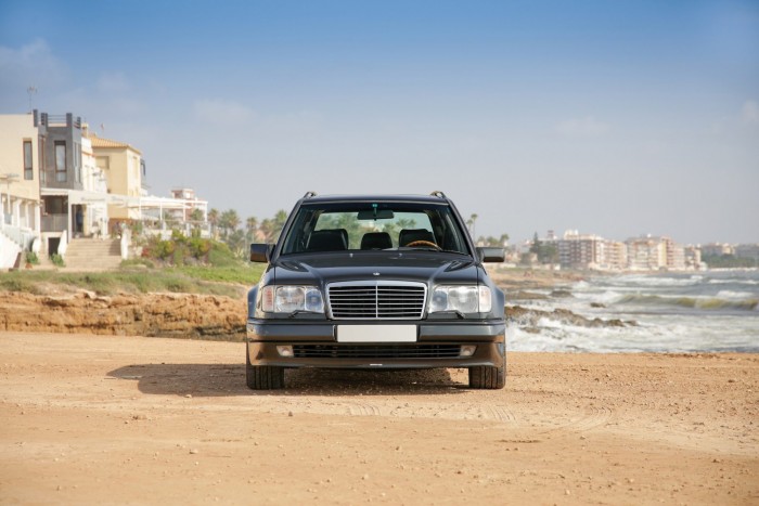 Ennek az öreg Mercedesnek utazhatunk a csomagtartójában 250 km/órával legálisan