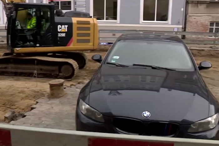 Körbeásták a melósok az otthagyott autót, de a helyiek nem röhögnek