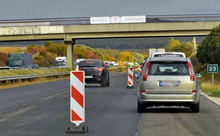 Több kilométeres kocsisort előzött meg a frissen aszfaltozott, lezárt sávban az M1-esen 1