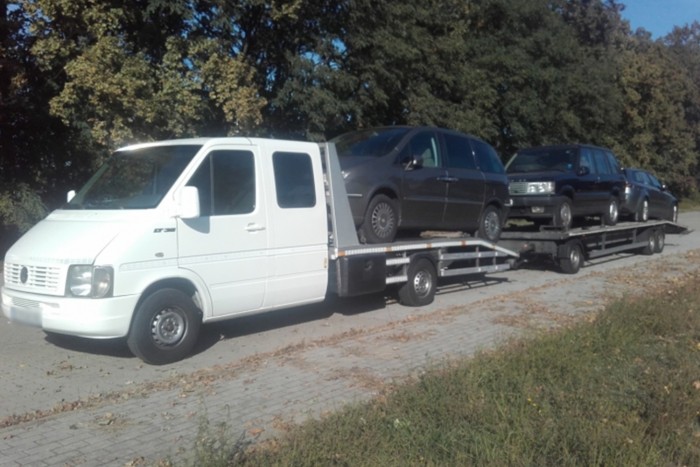 Egy külföldi szerelvény az M3-ason igazán kreatív módszerrel akart abroncsokat szállítani