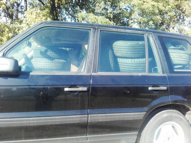 Egy külföldi szerelvény az M3-ason igazán kreatív módszerrel akart abroncsokat szállítani 1